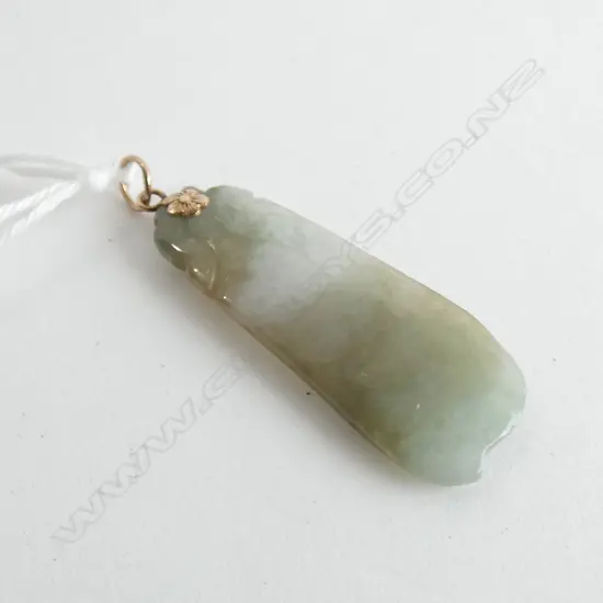 1 JADE 'GREEN PEA' PENDANT L 40MM
