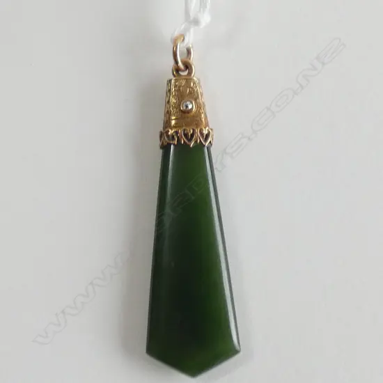 9CT VINTAGE NEPHRITE PENDANT  DIAMOND SET