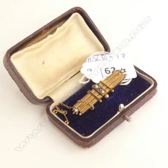 9CT GOLD BAR BROOCH W SEED PEARLS & AMETHYST - HAS SAFETY CHAIN