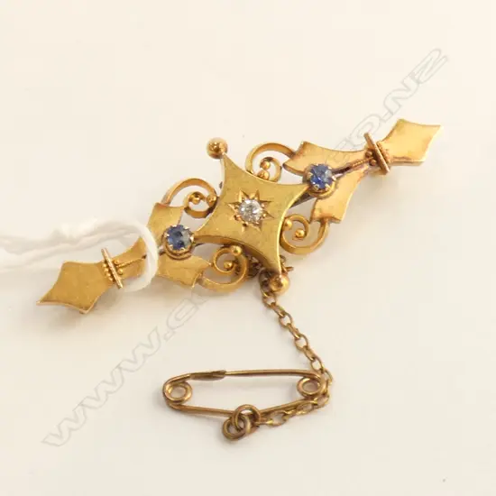 15CT GOLD BROOCH W DIAMOND & SAPPHIRES & SAFETY CHAIN