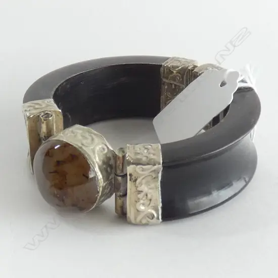 WIDE BAND INDIAN BANGLE WITH LARGE AGATE 