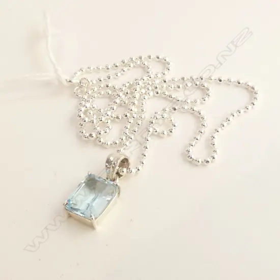 BLUE TOPAZ & SILVER PENDANT & CHAIN 