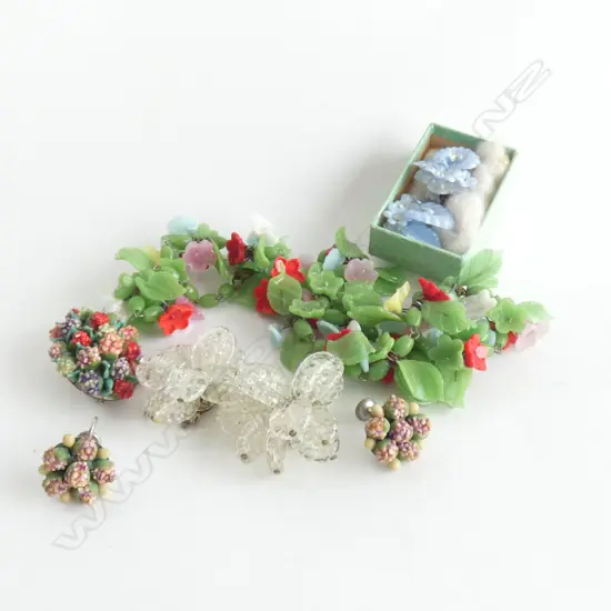 BAG ASST 1950'S FLORAL NECKLACE & EARRINGS & BROOCH