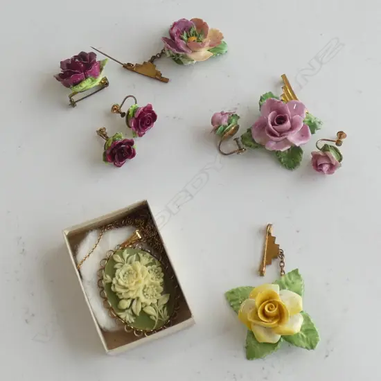 BAG VINTAGE PORCELAIN BROOCHES / EARRINGS ETC.