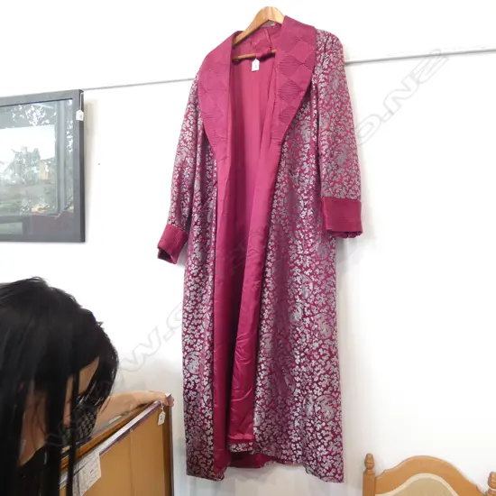 MENS ORIENTAL RED SILK ROBE - MEDIUM