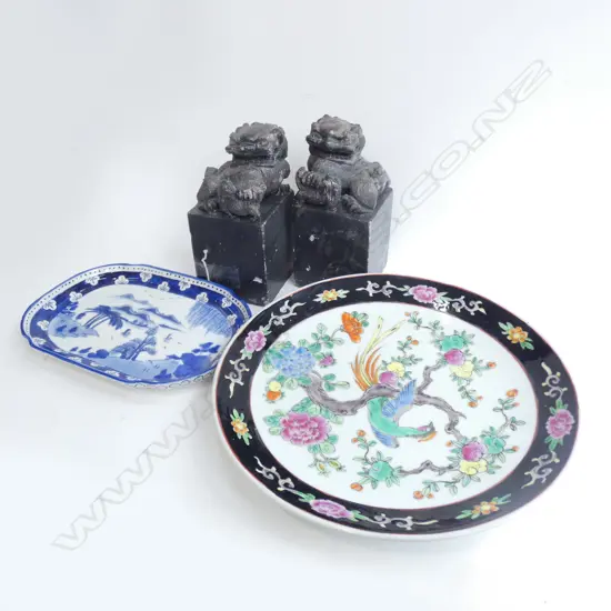 PR SOAPSTONE FU DOGS H.165mm + 2 ORIENTAL PLATES