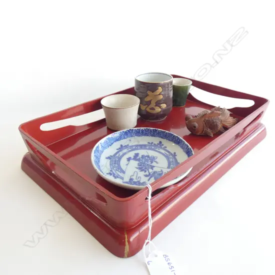 ORIENTAL RED TRAY (225 X 350MM) & CONTENTS; 3 TEACUPS / DISH & WOODEN FISH