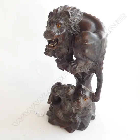 CARVED WOODEN LION FAMILY H.300mm