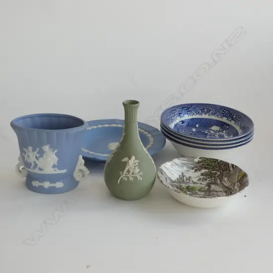 3 WEDGEWOOD CAMEO PIECES, 4 B&W DESSERT BOWLS CHURCHILLS & 1 WEDGEWOOD BOWL