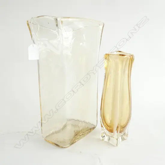 LG SQ SHAPED LIGHT YELLOW HAND BLOWN GLASS VASE - PONTIL MARK TO BASE H. 310MM