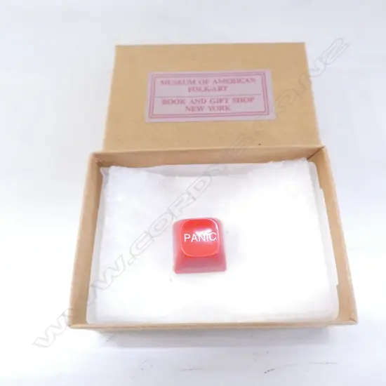 MUSEUM OF FOLK ART PANIC BUTTON NEW YORK l 80 mm