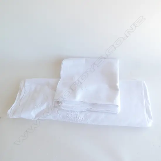 EMBROIDERED TABLECLOTH  (720 X 900MM ) & 6 NAPKINS 