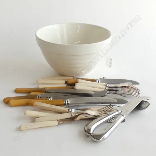 WHITE 'BEEHIVE' BOWL + ASST. BONE HANDLE CUTLERY