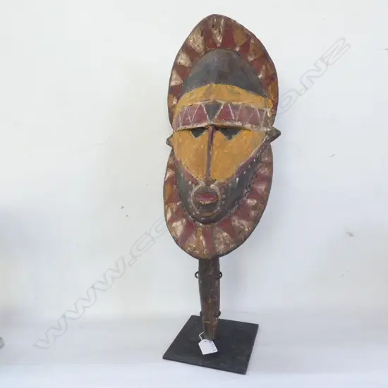 WOODEN PNG MASK ON STAND H.520mm