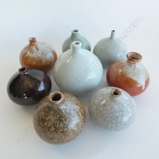 8 ASST. MIKE & LYNN SPENCER POTTERY VASES H.95mm
