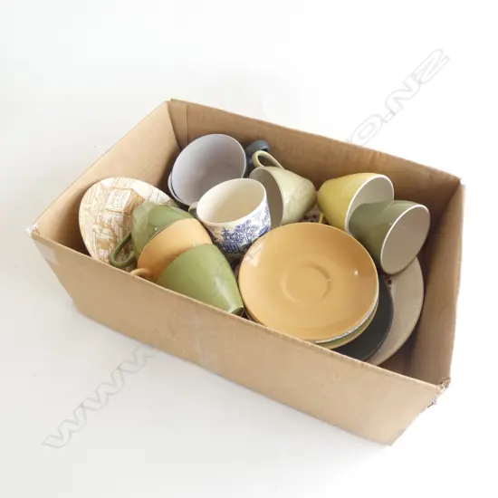 BOX LOT ASST. CROWN LYNN INCL. COLOUR GLAZE & DOROTHY THORPE