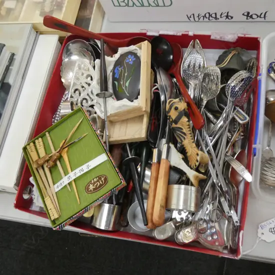 TRAY OF ORIENTAL CUTLERY ETC