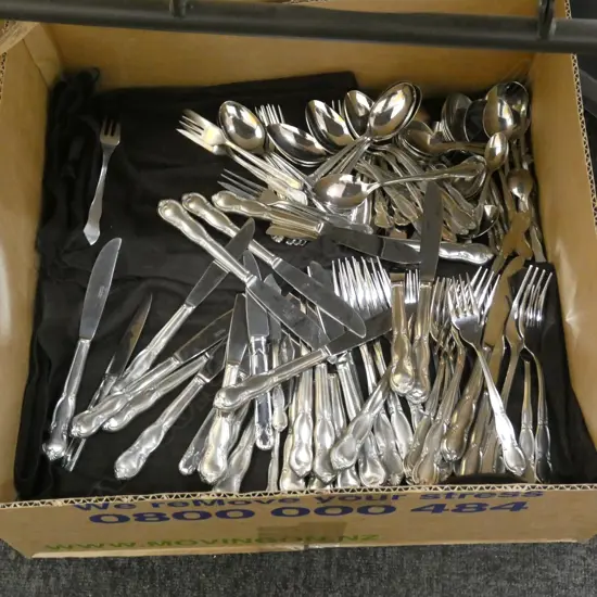 NORITAKE CUTLERY SET