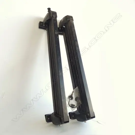 2 PCE SNOW BOARD ? CAR ROOF RACK