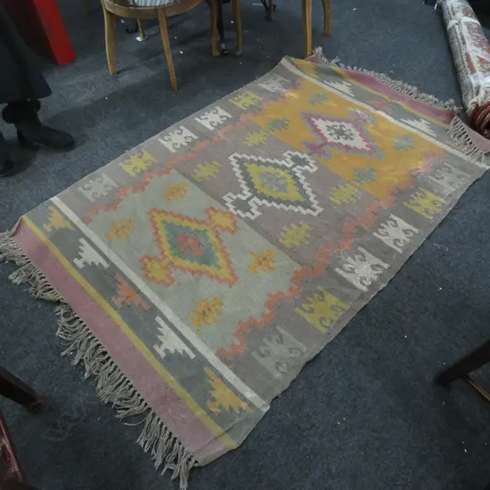 LG KELIM RUG IN KHAKI / MUSTARD SHADES. APPROX 1250 X 2000MM