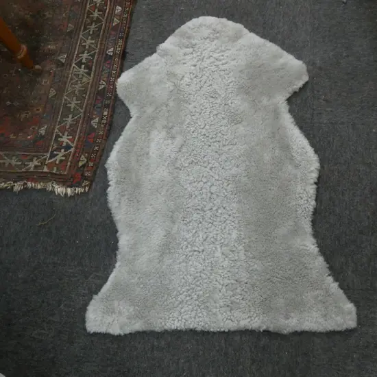 GREY CURLY HAIR GOAT HIDE RUG L 1050MM