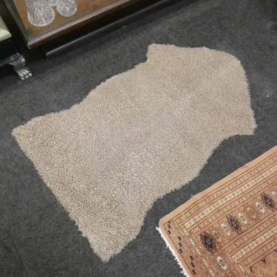 TAN CURLY HAIR GOAT HIDE RUG L. 1080MM