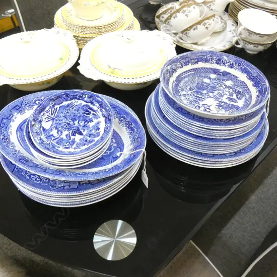 APPROX 30 PCES B/W WILLOW CHINA ASST. MAKERS