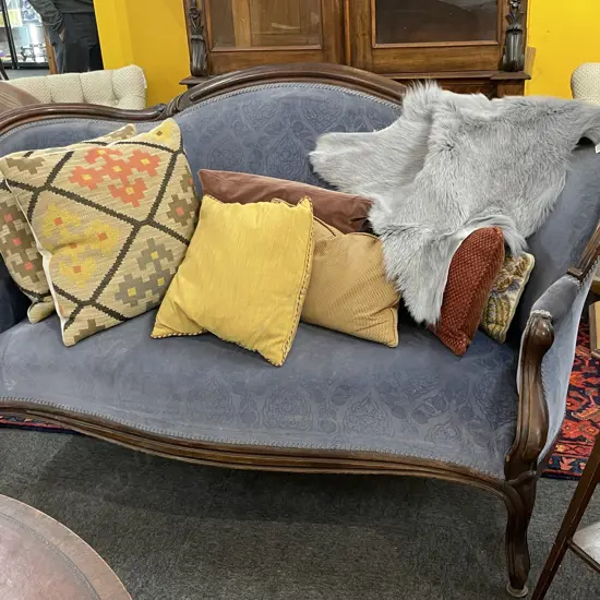 A VICT MAHOGANY SETTEE