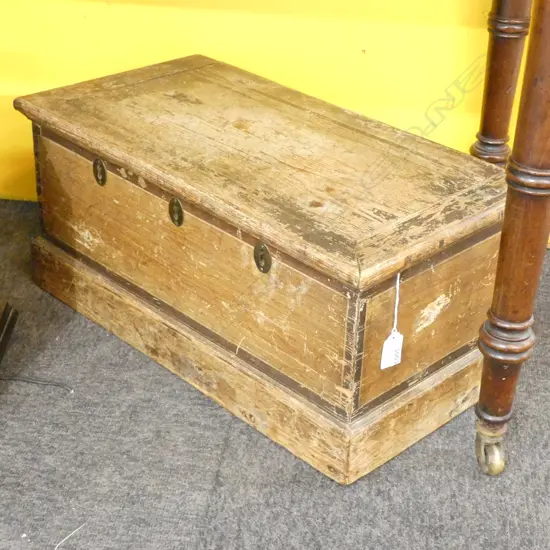 ANTIQUE PINE PAINT FINISH STRONG BOX L 520 MM