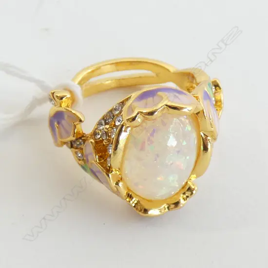 SIMULATED OPAL/ PASTE  & ENAMEL ? GILDED RING SIZE S