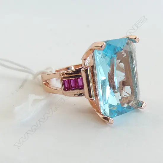 SYNTHETIC BLUE  & RED STONE ROSE IN PLATED RING SIZE S