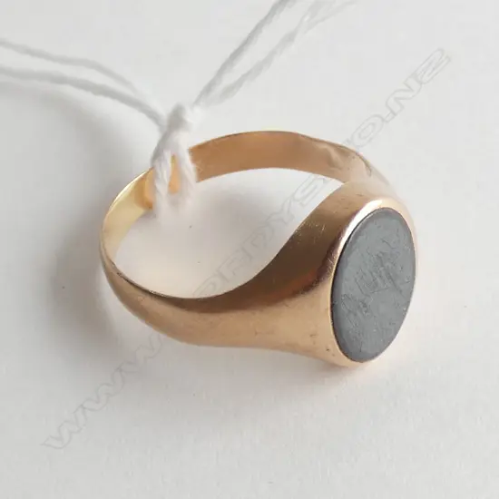 9CT GOLD & ONYX ? DRESS RING 2.9GMS