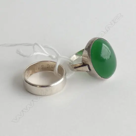 2 STG SILVER RINGS; 1 BAND & ONE WITH LG GREEN COLOURED STONE - TOTAL WGT 4.3