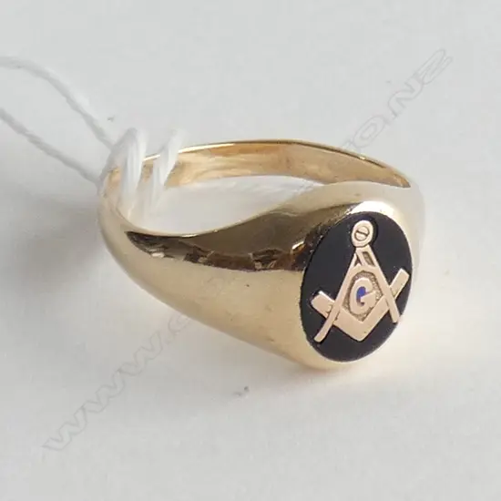 9CT GOLD RING WITH ONYX & GOLD SEXTANT 4.1GMS