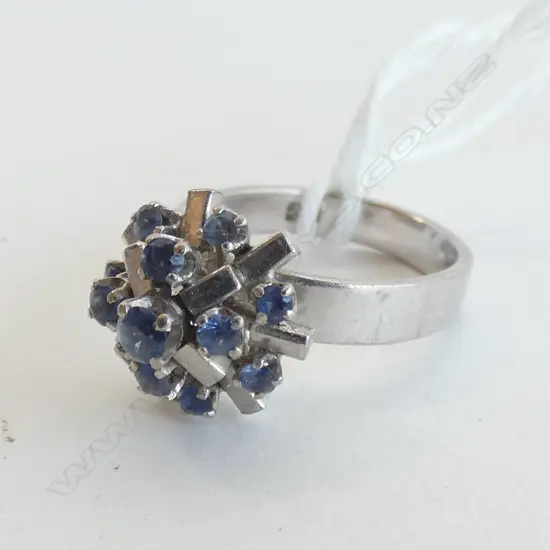 18CT WHITE GOLD SAPPHIRE RING 3.6 GRAMS