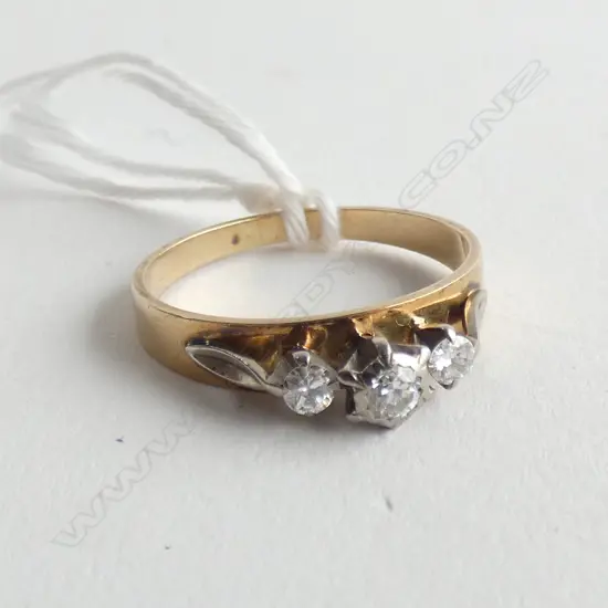 18CT Y/WG 3 STONE DIAMOND RING WEIGHT 3.1 GMS