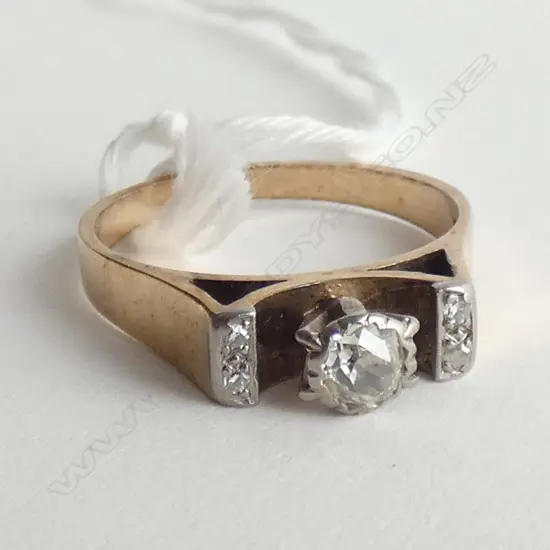 9CT OLD MINE CUT DIAMOND SOL. WITH SOULDER STONES