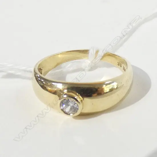 9CT GOLD AND CZ RING