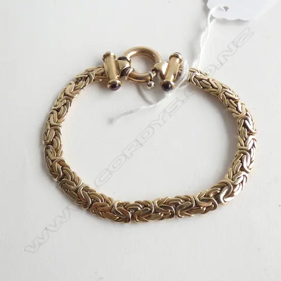 9CT YG FANCY LINK HOLLOW BRACELET WITH CAB GARNETS WEIGHT 12.3 GMS