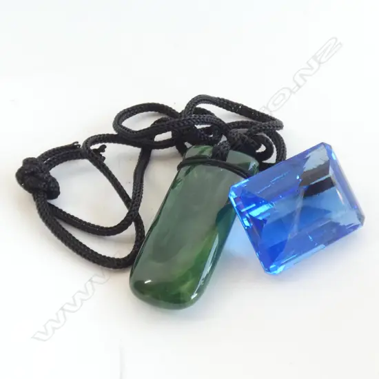 FAUX SAPPHIRE & GREEN PENDANT/NECKLACE