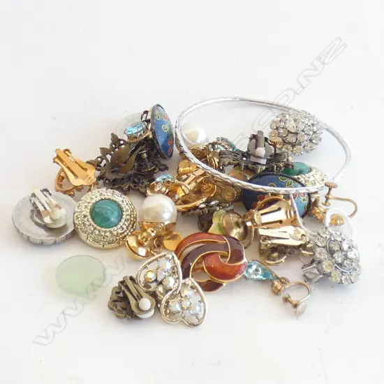 SILVER METAL BANGLE & COSTUME EARRINGS