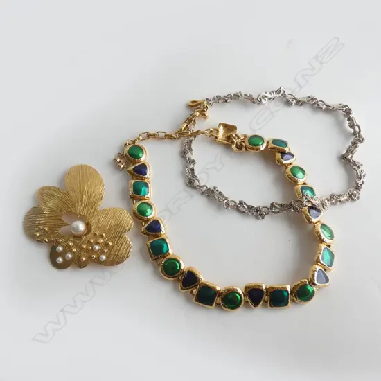 SM BAG GOOD COSTUME JEWELLERY; BROOCH / 2 NECKLACES / PR FAUX DIAMOND STUD EARRINGS