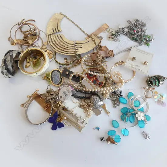 BAG ASST. GOLD TONE JEWELLERY; BRACELETS ETC