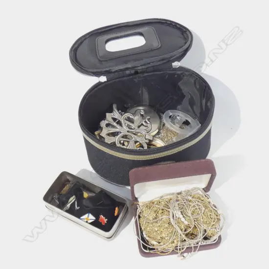 LOT ASST COSTUME JEWELLERY CHAINS ETC