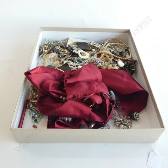 TRAY ASST. COSTUME JEWELLERY