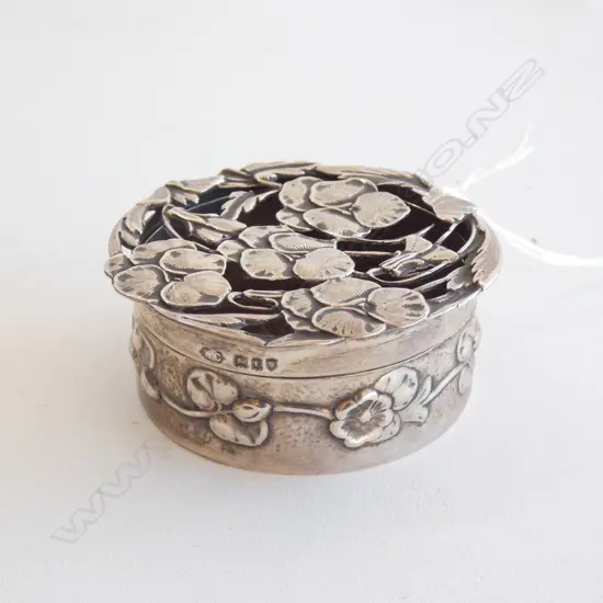 PIERCED STG SILVER LIDDED BOX w. PANSIES, LONDON 1914 60mm dia 40 GRAMS