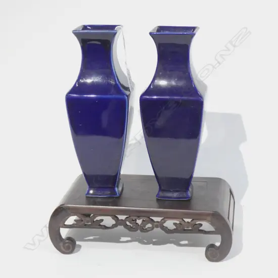PR ORIENTAL BLUE VASES WITH WOODEN STAND H. 320MM