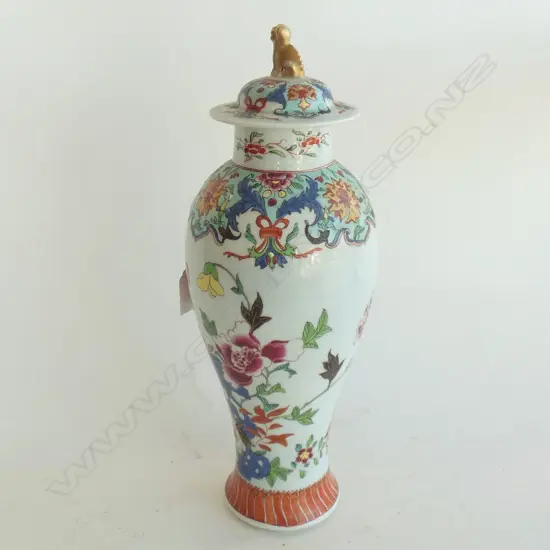 CHINESE FAMILLE ROSE LIDDED VASE (CHIPPED RIM)