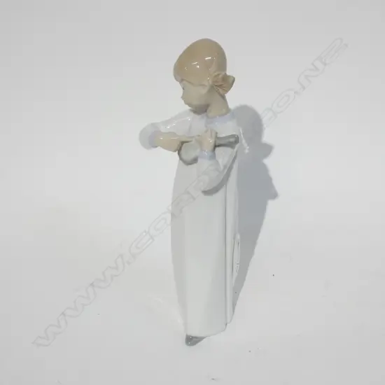 LLADRO GIRL WITH VIOLIN H 220 MM