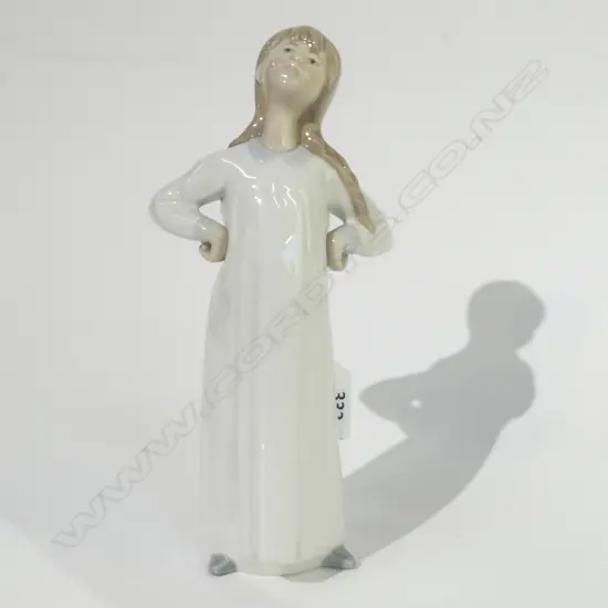 LLADRO GIRLS ARMS AKIMBO H 220 MM